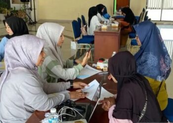 Pegawai Dinas Pendidikan verifikasi lembaran belanja perlengkapan sekolah gratis Pemkot Padang Panjang. (ANTARA/ Isril Naidi)