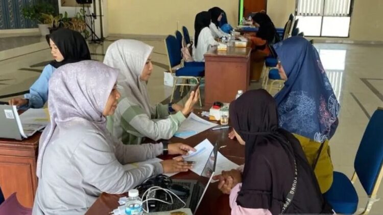 Pemko Padang Panjang Siap Distribusikan Perlengkapan Sekolah Gratis 1 Pegawai Dinas Pendidikan verifikasi lembaran belanja perlengkapan sekolah gratis Pemkot Padang Panjang. (ANTARA/ Isril Naidi)