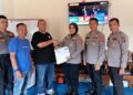 Sekretaris Re Risk Assessment Ditpamobvit Polda Sumbar Kompol Riyana Purwasari, S.H, S.I.K, M.I.K menyerahkan hasil penilaian asesmen kepada Direktur pengelola Stadion H. Agus Salim Renol Fadhli, Kamis (31/7) di kantor KSP Tribun Utama. (Foto: ist/dede amri)