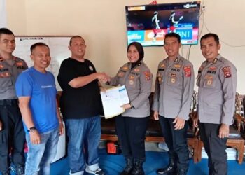 Sekretaris Re Risk Assessment Ditpamobvit Polda Sumbar Kompol Riyana Purwasari, S.H, S.I.K, M.I.K menyerahkan hasil penilaian asesmen kepada Direktur pengelola Stadion H. Agus Salim Renol Fadhli, Kamis (31/7) di kantor KSP Tribun Utama. (Foto: ist/dede amri)