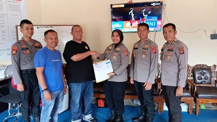 Assessment Selesai, Stadion Haji Agus Salim Layak Gelar Super League 2025-2026 1 Sekretaris Re Risk Assessment Ditpamobvit Polda Sumbar Kompol Riyana Purwasari, S.H, S.I.K, M.I.K menyerahkan hasil penilaian asesmen kepada Direktur pengelola Stadion H. Agus Salim Renol Fadhli, Kamis (31/7) di kantor KSP Tribun Utama. (Foto: ist/dede amri)