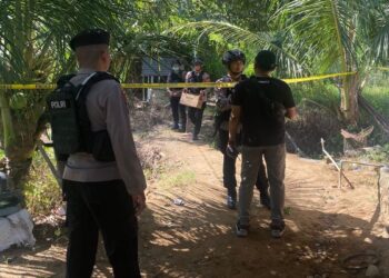 Tim Satrimobda Polda Sumbar amankan lokasi penemuan mortir di Padang. (dok. istimewa)