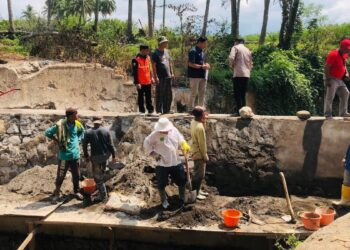 Semen Padang bantu 100 sak semen untuk pembangunan irigasi pascabencana banjir bandang di Nagari Rambatan, Tanah Datar. (dok. Humas)