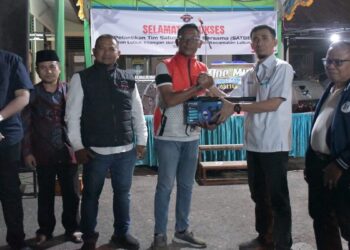 Semen Padang serahkan bantuan operasional untuk Satber Anti Tawuran dan Balap Liar Lubuk Kilangan. (dok. Humas)