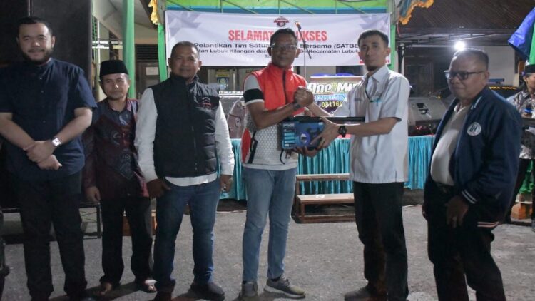 Semen Padang serahkan bantuan operasional untuk Satber Anti Tawuran dan Balap Liar Lubuk Kilangan. (dok. Humas)