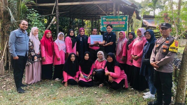 Semen Padang serahkan bantuan pupuk kepada Keltan Padang Cubadak Indah di Payakumbuh. (dok. Humas)