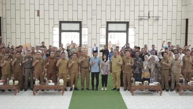 Wakil Bupati Solok Selatan (Solsel) Yulfian Efi dengan stakeholder terkait Perhutanan Sosial. (dok. istimewa)
