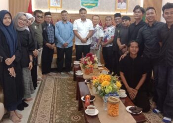 Wagub Sumbar lepas pesilat ke ajang Fornas VIII 2025 di NTB. (dok. adpsb)
