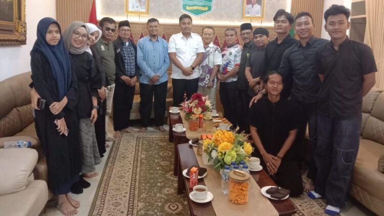 Wagub Sumbar lepas pesilat ke ajang Fornas VIII 2025 di NTB. (dok. adpsb)