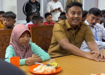 Wagub Sumbar Vasko Ruseimy tinjau sekolah rakyat di Padang. (dok. adpsb)