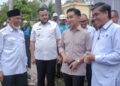 Wako Fadly Amran bersama Gubernur Mahyeldi dan Menaker Yassierli mengecek pembagian BSU di Kantor POS Padang. (dok. Prokopim)