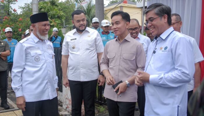 Wako Fadly Amran Dampingi Wapres RI Gibran Rakabuming saat Meninjau Pembagian BSU di Padang