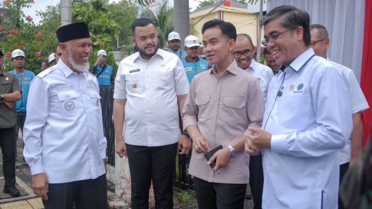 Wako Fadly Amran Dampingi Wapres RI Gibran Rakabuming saat Meninjau Pembagian BSU di Padang 1 Wako Fadly Amran bersama Gubernur Mahyeldi dan Menaker Yassierli mengecek pembagian BSU di Kantor POS Padang. (dok. Prokopim)