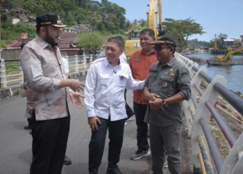 Wako Fadly Amran cek banjir kanal sungai Batang Arau. (dok. istimewa)