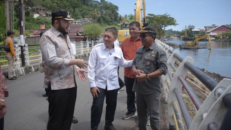 Dukung Iven HJK ke-356, Wako Fadly Amran Tinjau Pengerukan Sungai Batang Arau 1 Wako Fadly Amran cek banjir kanal sungai Batang Arau. (dok. istimewa)