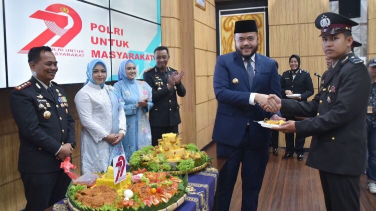 Peringatan Hari Bhayangkara ke-79, Wako Fadly Amran: Polri makin Kuat! 1 Wako Fadly Amran hadiri syukuran Hari Bhayangkara ke-79 bersama jajaran Forkopimda Padang. (dok. Prokopim)