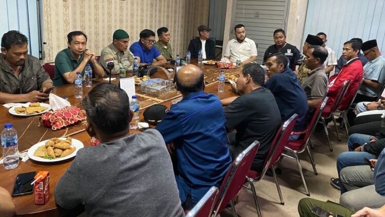 Wako Fadly Amran mediasi dua belah pihak dalam ricuh pembubaran ibadah di Koto Tangah. (dok. Prokopim)