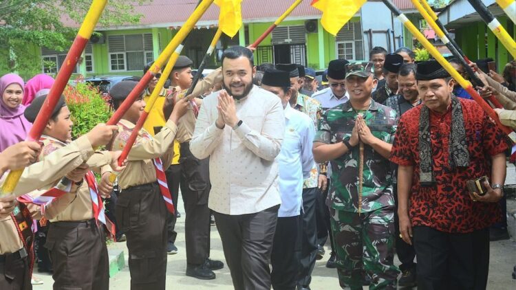 Wako Fadly Amran Resmikan Bangunan Sekolah MTSN 5 Padang 1 Wako Fadly Amran resmi bangunan sekolah di MTsN 5 Padang. (dok. Prokopim)