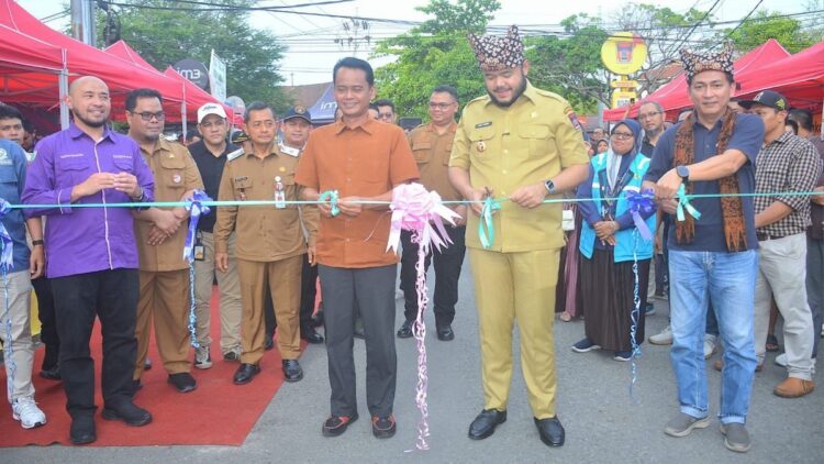 Wako Padang Resmikan Pusat Kuliner Baru di Jalan Suliki Jati 1 Wako Fadly Amran resmikan pusat kuliner di Jalan Suliki. (dok. Prokopim)