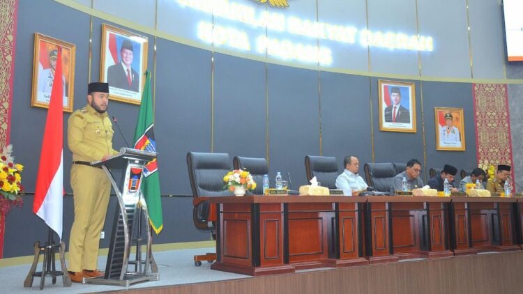 Wako Fadly Amran sampaikan nota KUA-PPAS dihadapan DPRD Kota Padang. (dok. Prokopim)