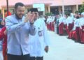 Wako Fadly Amran serahkan bantuan program Padang Juara di SMPN 2 Padang. (dok. istimewa)