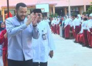 Wako Fadly Amran Serahkan Bantuan Progul Padang Juara di SMPN 2 Padang