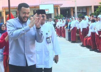 Wako Fadly Amran serahkan bantuan program Padang Juara di SMPN 2 Padang. (dok. istimewa)