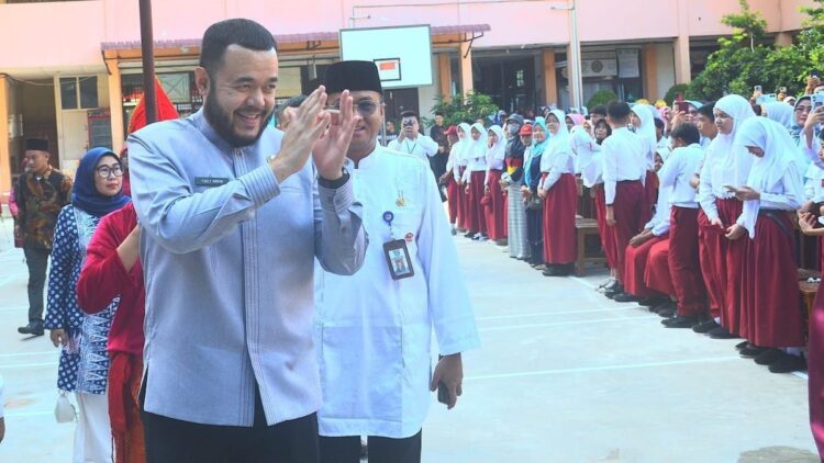Wako Fadly Amran serahkan bantuan program Padang Juara di SMPN 2 Padang. (dok. istimewa)