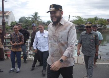 Wako Fadly Amran temui warga di kawasan yang jalannya masih rusak. (dok. Prokopim)