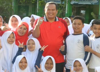 Wako Yota Balad bersama pelajar di Pariaman saat peringatan Hari Anak Nasional. (dok. istimewa)