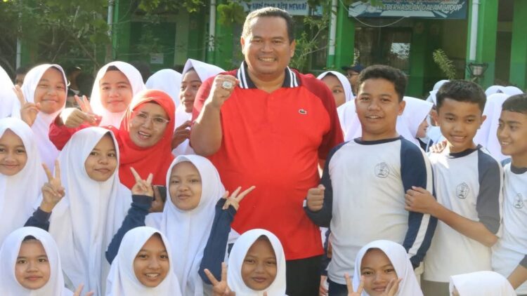 Peringati HAN 2025 Tingkat Kota Pariaman, Wako Yota Balad Kampanyekan Jadilah Anak Hebat 1 Wako Yota Balad bersama pelajar di Pariaman saat peringatan Hari Anak Nasional. (dok. istimewa)
