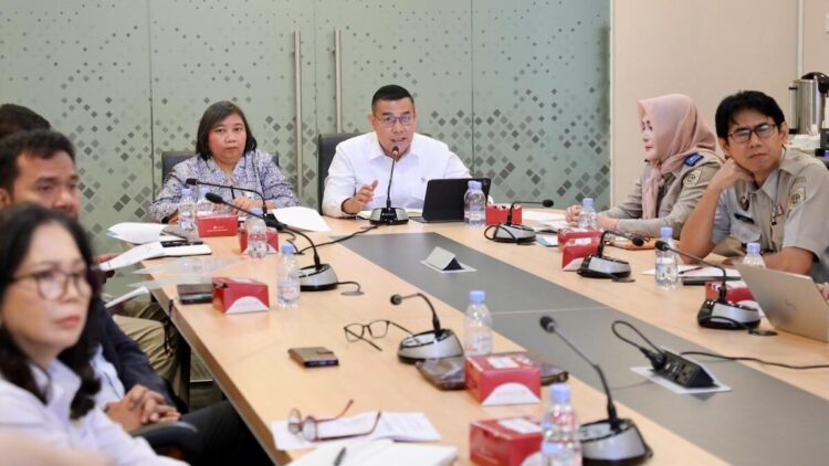 Wamen Ossy Dorong Penyelesaian Konflik Agraria Berbasis HAM dengan Pelibatan Multipihak 1 Wamen Ossy Dermawan dan jajaran sedang membahas rapat terkait penyelesaian konflik berbasis HAM. (dok. istimewa)