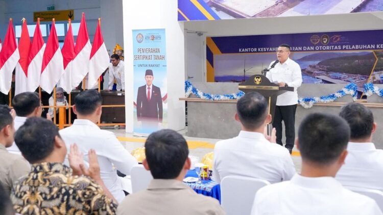 Wamen Ossy Apresiasi Kolaborasi Seluruh Pihak untuk 95% Target PTSL di Sulteng Tercapai 1 Wamen Ossy beri sambutan saat penyerahan sertifikat di Sulteng. (dok. ATR/BPN)