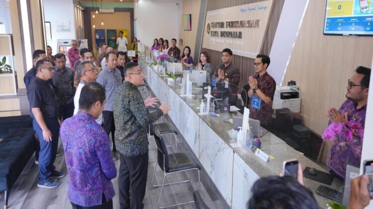 Wamen Ossy tinjau layanan pertanahan di Kantah Denpasar. (dok. ATR/BPN)