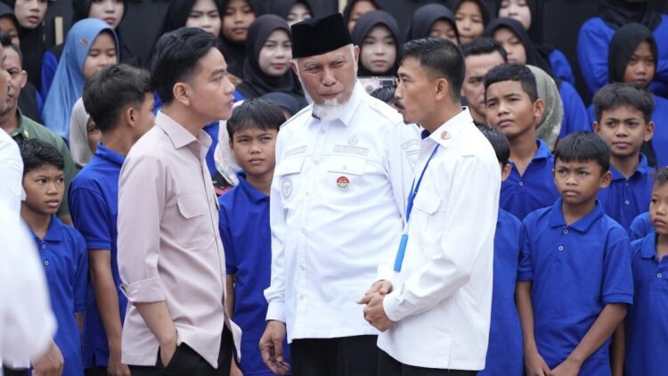 Peninjauan Sekolah Rakyat Menjadi Kegiatan Pertama Wapres Gibran Saat Kunker ke Sumbar 1 Wapres Gibran bersama Gubernur Mahyeldi mengecek Sekolah Rakyat di kawasan Pauh Kota Padang. (dok. adpsb)