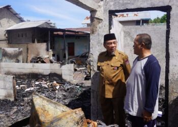 Wawako Maigus Nasir cek lokasi kebakaran di Ganting dan serahkan bantuan dari Pemko Padang. (dok. Prokopim)