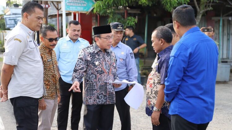 Wawako Maigus Nasir mengecek lokasi rencana pelebaran Jalan Maransi. (dok. Prokopim)
