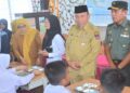 Wawako Maigus Nasir resmikan program MBG di Padang. (dok. Prokopim)
