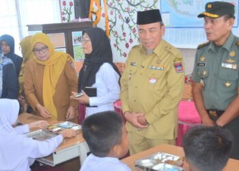 Wawako Maigus Nasir resmikan program MBG di Padang. (dok. Prokopim)