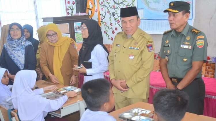 Program MBG di Padang Sudah Menjangkau 9.316 Penerima Manfaat di Tiga Kecamatan 1 Wawako Maigus Nasir resmikan program MBG di Padang. (dok. Prokopim)