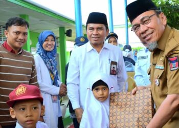 Wawako Maigus Nasir Serahkan Seragam Gratis untuk Siswa MI dan MTs di Padang 20 Wawako Maigus Nasir serahkan LKS gratis untuk siswa di Kota Padang. (dok. Prokopim)