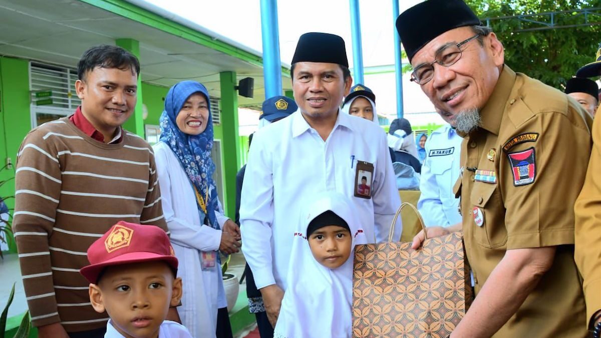 Wawako Maigus Nasir serahkan LKS gratis untuk siswa di Kota Padang. (dok. Prokopim)