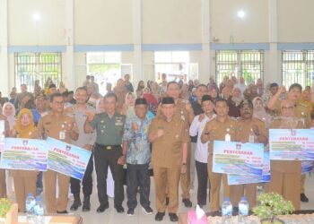 Wawako Maigus serahkan dana operasional Triwulan II 2025. (dok. Prokopim)