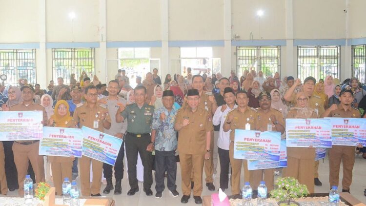 Wawako Maigus serahkan dana operasional Triwulan II 2025. (dok. Prokopim)