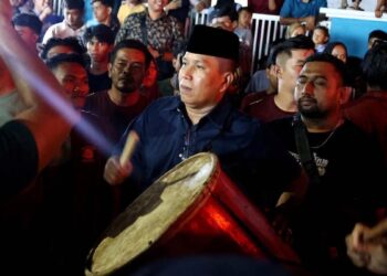 Wawako Pariaman Mulyadi ikut tradisi maarak jari-jari jelang Tabuik. (dok. istimewa)