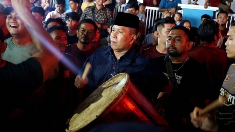 Ribuan Pengunjung Saksikan Prosesi Maarak Jari-Jari, Wawako Mulyadi Himbau Jaga Ketertiban 1 Wawako Pariaman Mulyadi ikut tradisi maarak jari-jari jelang Tabuik. (dok. istimewa)