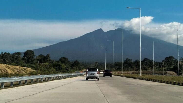 Kendaraan melintas di Jalan Tol Padang-Sicincin, Kabupaten Padang Pariaman, Sumatera Barat. ANTARA/Muhammad Zulfikar