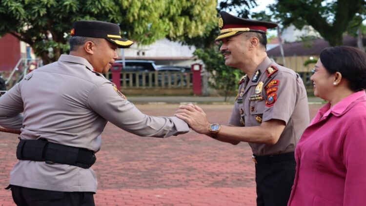 Hari Bhayangkara Ke-79, Kepala BNN Gunungsitoli Arifeli dan Jeremia Zega Raih Promosi Kepangkatan 1 Kapolres Nias, AKBP Revi Nurvelani berikan ucapan selamat kepada Kepala BNN Gunungsitoli Arifeli Zega atas kenaikan pangkat dari Kompol menjadi Ajun Komisaris Besar Polisi (AKBP) saat upacara pemangkatan di halaman Polres Nias, Rabu (2/7/2025). (Radarsumbar/Humas)