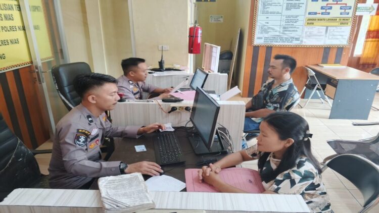 Rugi Material dan Psikis, Gadis Iraonolase Laporkan Perusakan Kebun ke Polres Nias 1 Korban perusakan kebun berisi tanaman karet dan pisang datangi Polres Nias usai laporannya tidak ditanggapi pemerintah desa Iraonolase, Gunungsitoli Alo'oa, Sumatera Utara. (Radarsumbar/Putra)