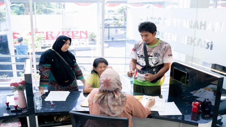 Tak Sempat di Hari Kerja? Urus Sertifikat Tanah Kini Bisa di Akhir Pekan lewat PELATARAN 1 Dengan program PELATARAN masyarakat kini bisa mengurus sertifikat tanah di akhir pekan. (Foto: Dok. ATR/BPN)